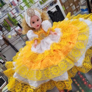 Muñeca 18¨ vestida amarillo y blanco